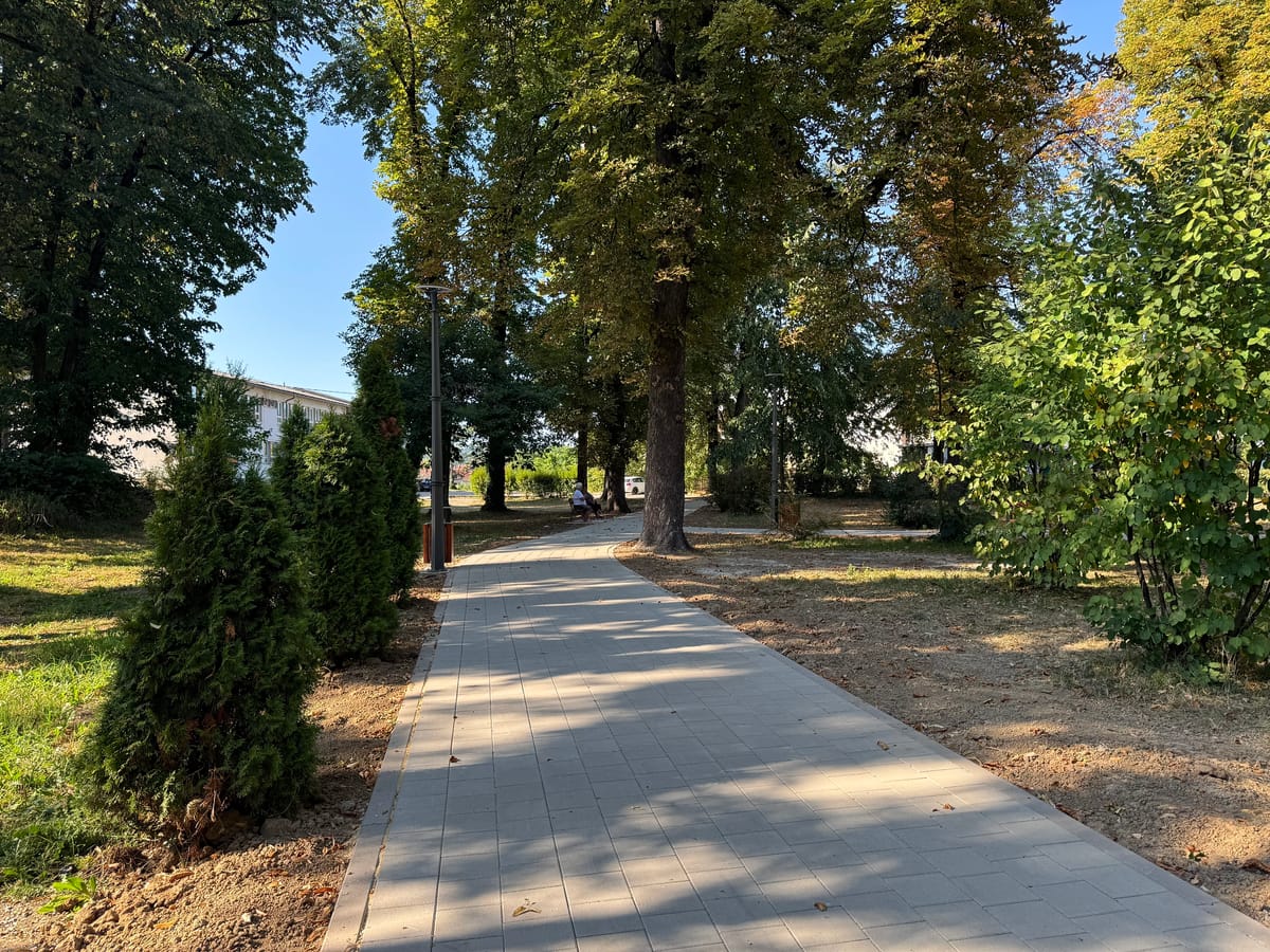 Weg durch den Stadtpark, 20 Meter vom Gebäude
