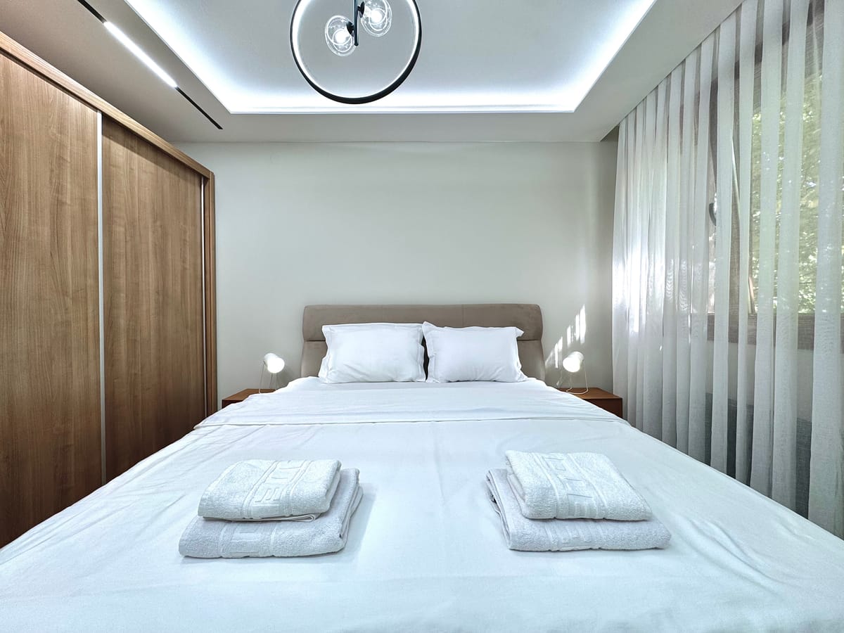 Schlafzimmer mit Doppelbett und Einbauschrank